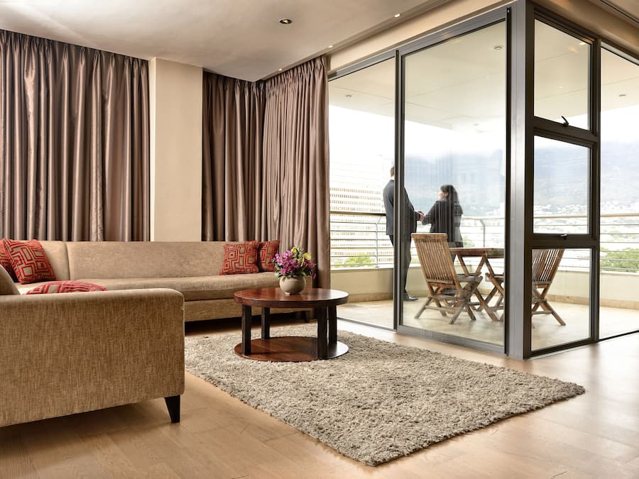 Executive Room | Living room | 32-inch flat-screen TV with satellite channels, TV