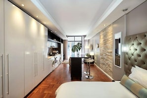 高档床上用品、迷你吧、客房内保险箱、办公桌