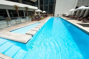 Outdoor pool - Mandela Rhodes Place Hotel (Cape Town)
