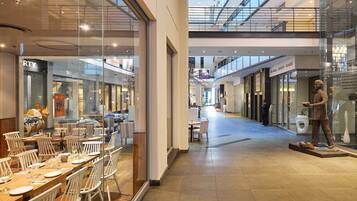 Serveert ontbijt, lunch, diner, internationale gerechten