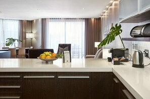 Chambre Exécutive | Cuisine privée | Grand réfrigérateur, micro-ondes, four, plaque de cuisson