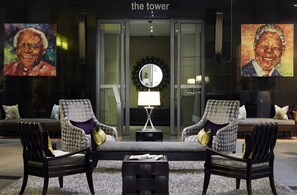 Lobby-lounge