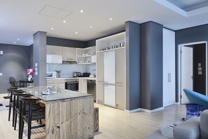 Superior-huone, 2 makuuhuonetta | Yksityinen keittiö | Täysikokoinen jääkaappi, mikroaaltouuni, uuni, liesi