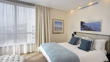 Hochwertige Bettwaren, Minibar, Zimmersafe, Schreibtisch