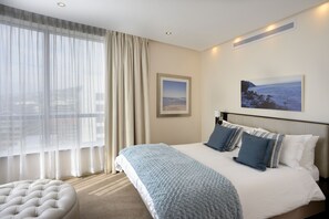 Premium bedding, minibar, in-room safe, desk - Mandela Rhodes Place Hotel (Cape Town)