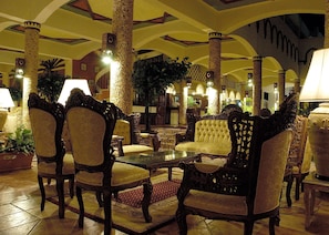 2 bars/lounges