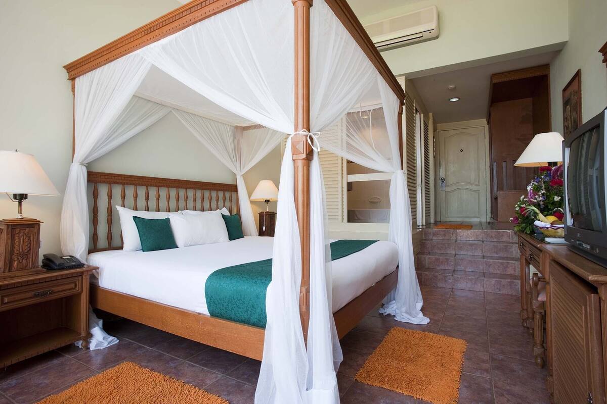 Standard Room, 1 Double or 2 Single Beds, Sea View, Sea Facing | Minibar, in-room safe, rollaway beds, free WiFi