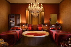 Espace de soins pour les couples, bain à remous, soins d'aromathérapie