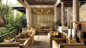 A spacious lounge area with multiple sofas, a coffee table, and decorative lighting. - Alaya Dedaun Kuta (Legian)