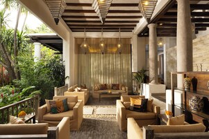 Couples treatment rooms, hot tub, aromatherapy, hot stone massages