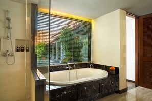 Separate tub and shower, free toiletries, hair dryer, bathrobes - Alaya Dedaun Kuta (Legian)