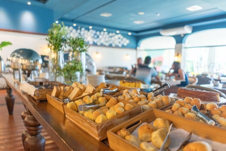 Breakfast, lunch and dinner served. Blue Tree Premium São Luís