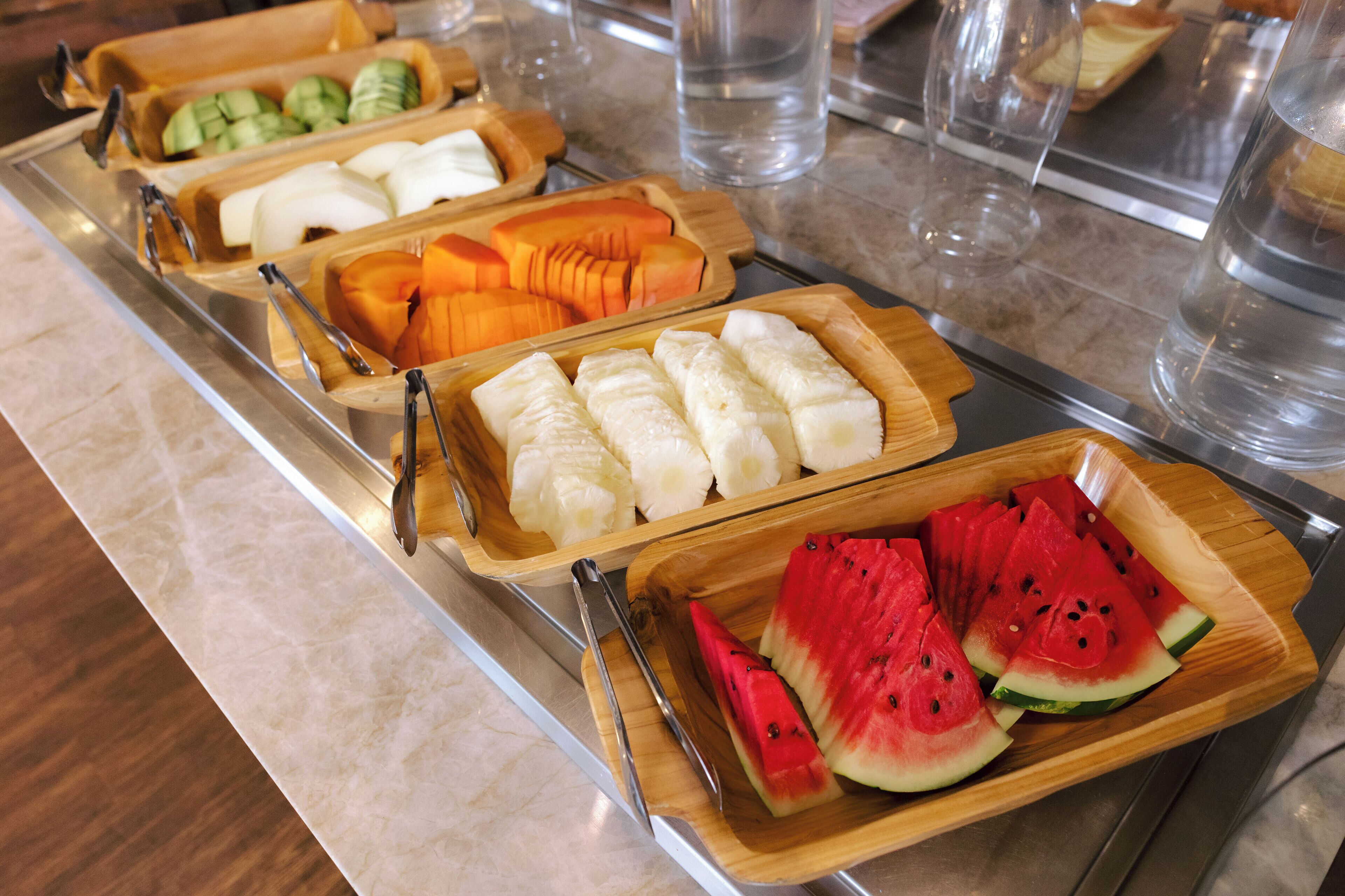 Un bufé con diversas frutas y verduras.