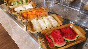 Un bufé con diversas frutas y verduras.