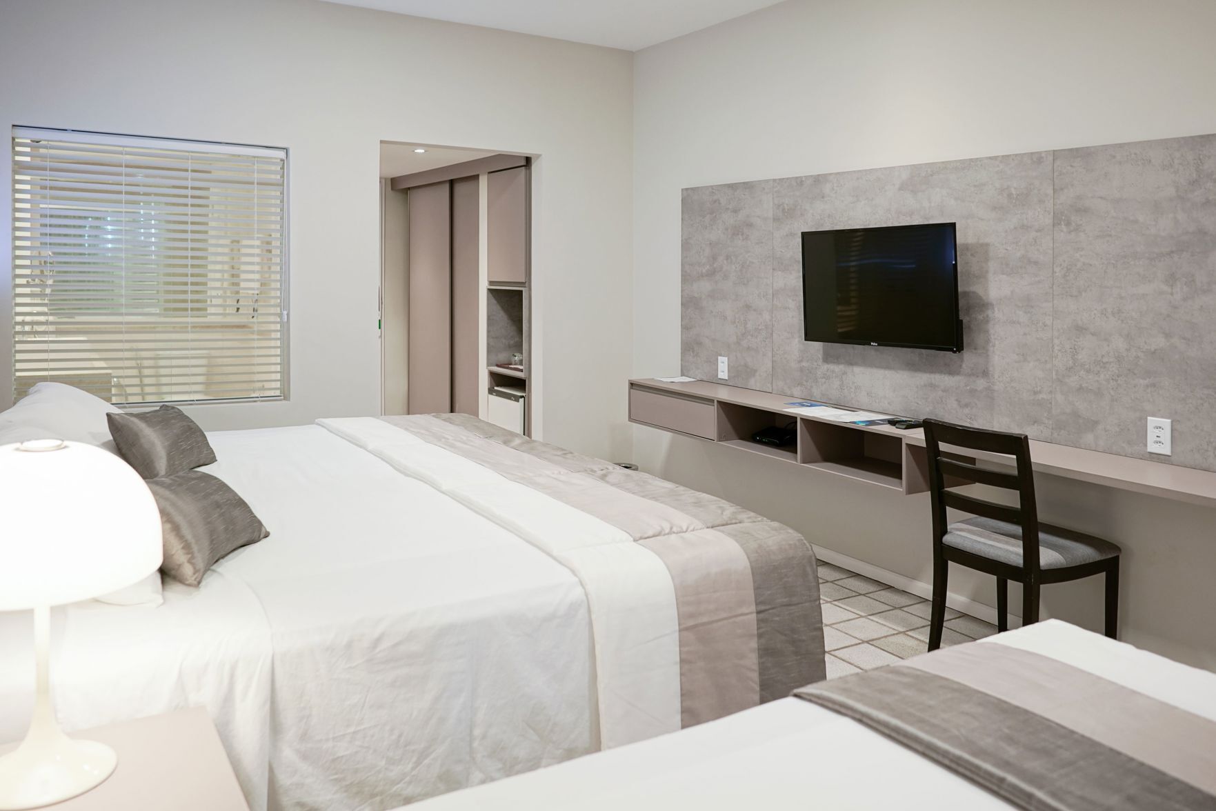 Frigobar, escrivaninha, Wi-Fi de cortesia, roupa de cama