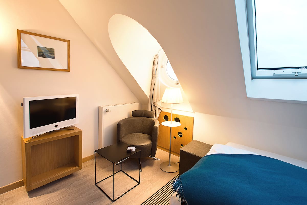 Single Room | 1 bedroom, hypo-allergenic bedding, minibar, in-room safe
