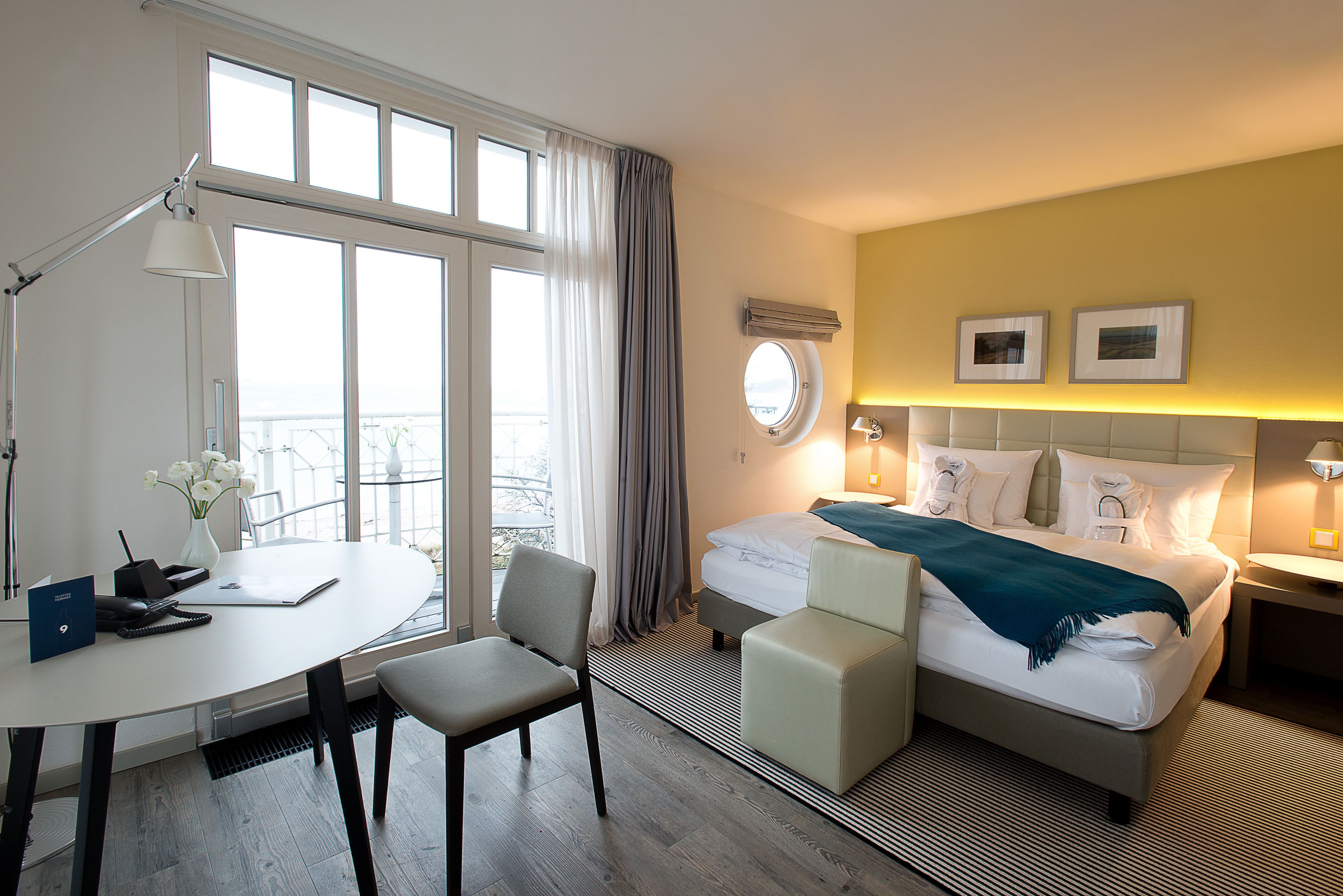 comfort room, 1 double bed, partial sea view, corner | 1 bedroom, hypo-allergenic bedding, minibar, in-room safe