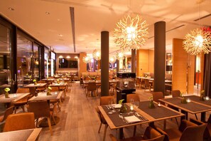Breakfast, lunch, dinner served; international cuisine, ocean views