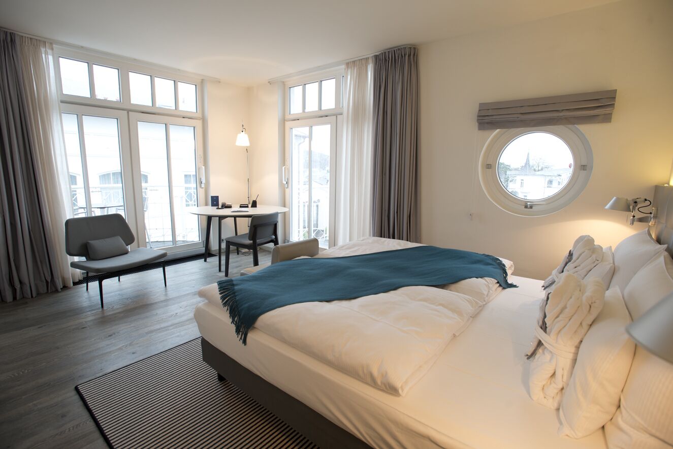 comfort room, 1 double bed, partial sea view, corner | 1 bedroom, hypo-allergenic bedding, minibar, in-room safe