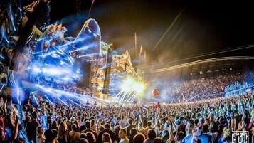 Untold Festival Package | Minibar, coffres-forts dans les chambres, bureau, chambres insonorisées