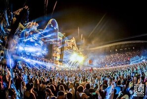 Untold Festival Package | ミニバー、セーフティボックス (室内)、デスク、防音設備
