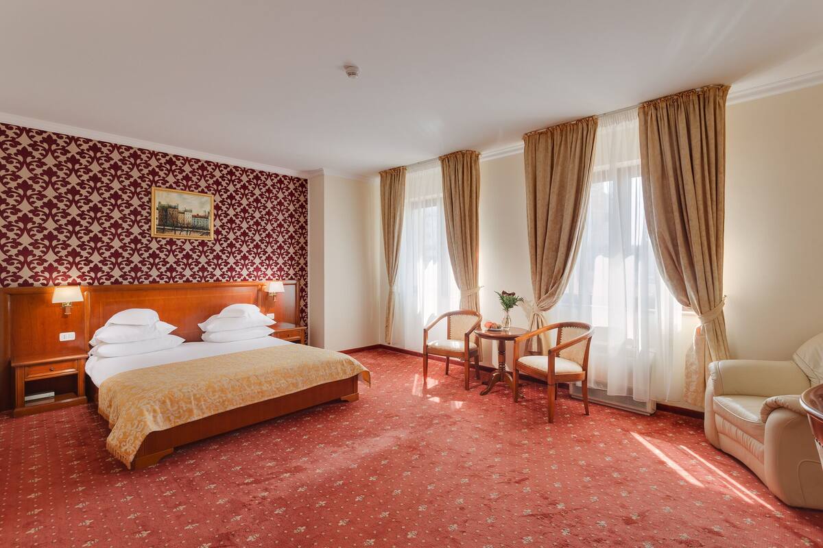 Executive Double Room (free fruit basket & coffee facilities) | Minibar, in-room safe, desk, soundproofing