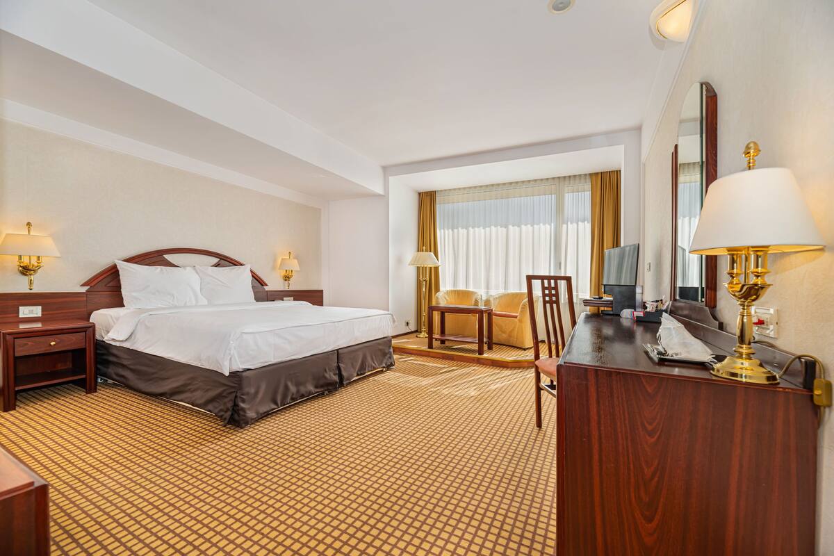 Executive King Room with SPA access | Minibar, safe på rommet, skrivebord og lydisolert