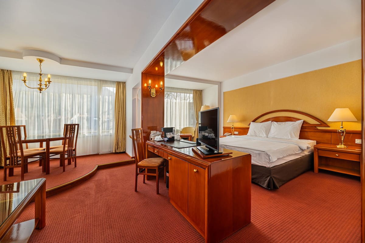 Junior Suit with SPA access | Een minibar, een kluis op de kamer, een bureau, geluiddichte muren