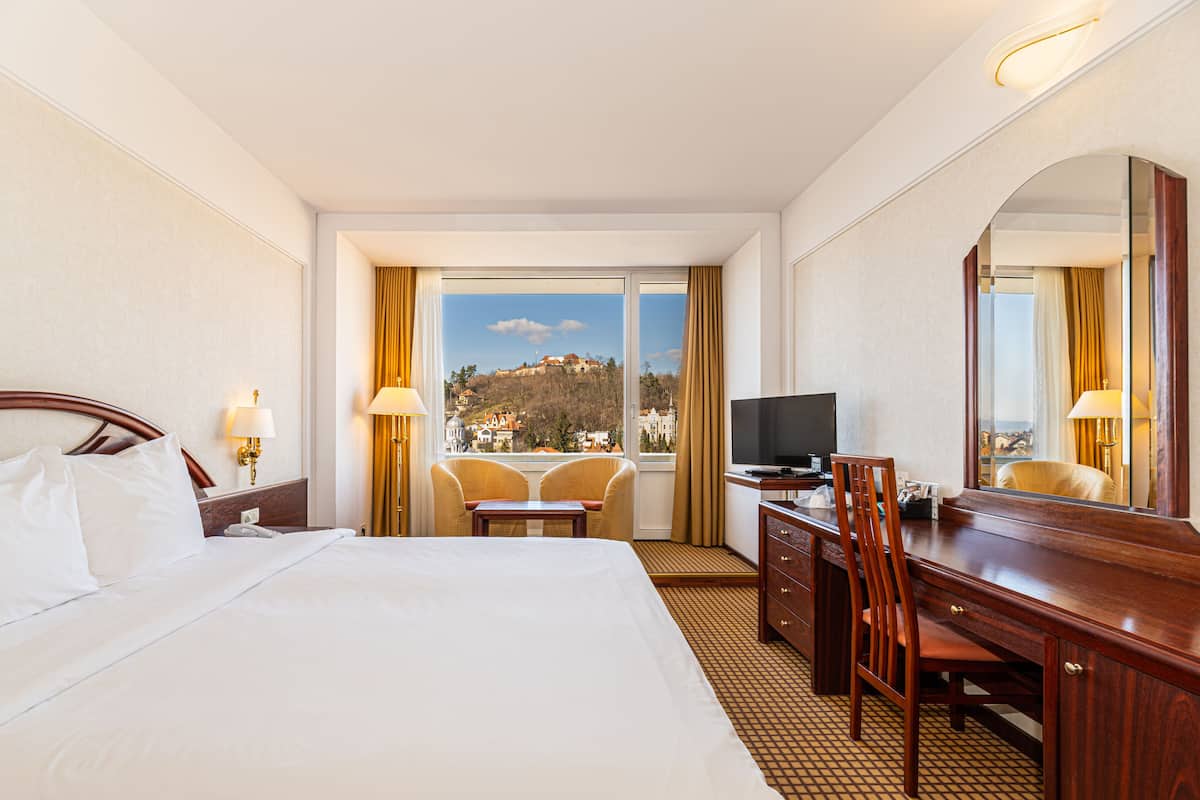 Standard King with SPA access | Een minibar, een kluis op de kamer, een bureau, geluiddichte muren