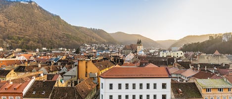 Un pueblo histórico con una iglesia destacada, edificios coloridos y un paisaje de colinas.