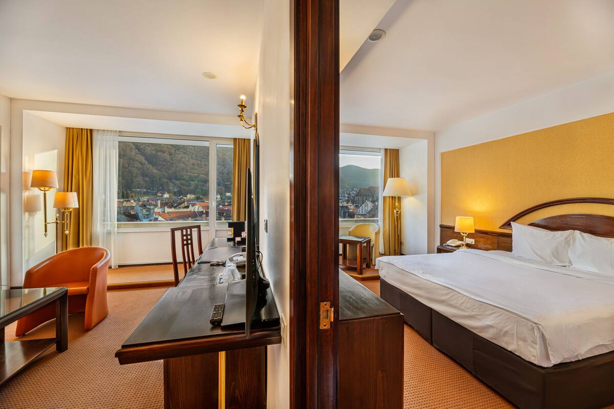 Apartment with SPA access | Minibar, safe på rommet, skrivebord og lydisolert