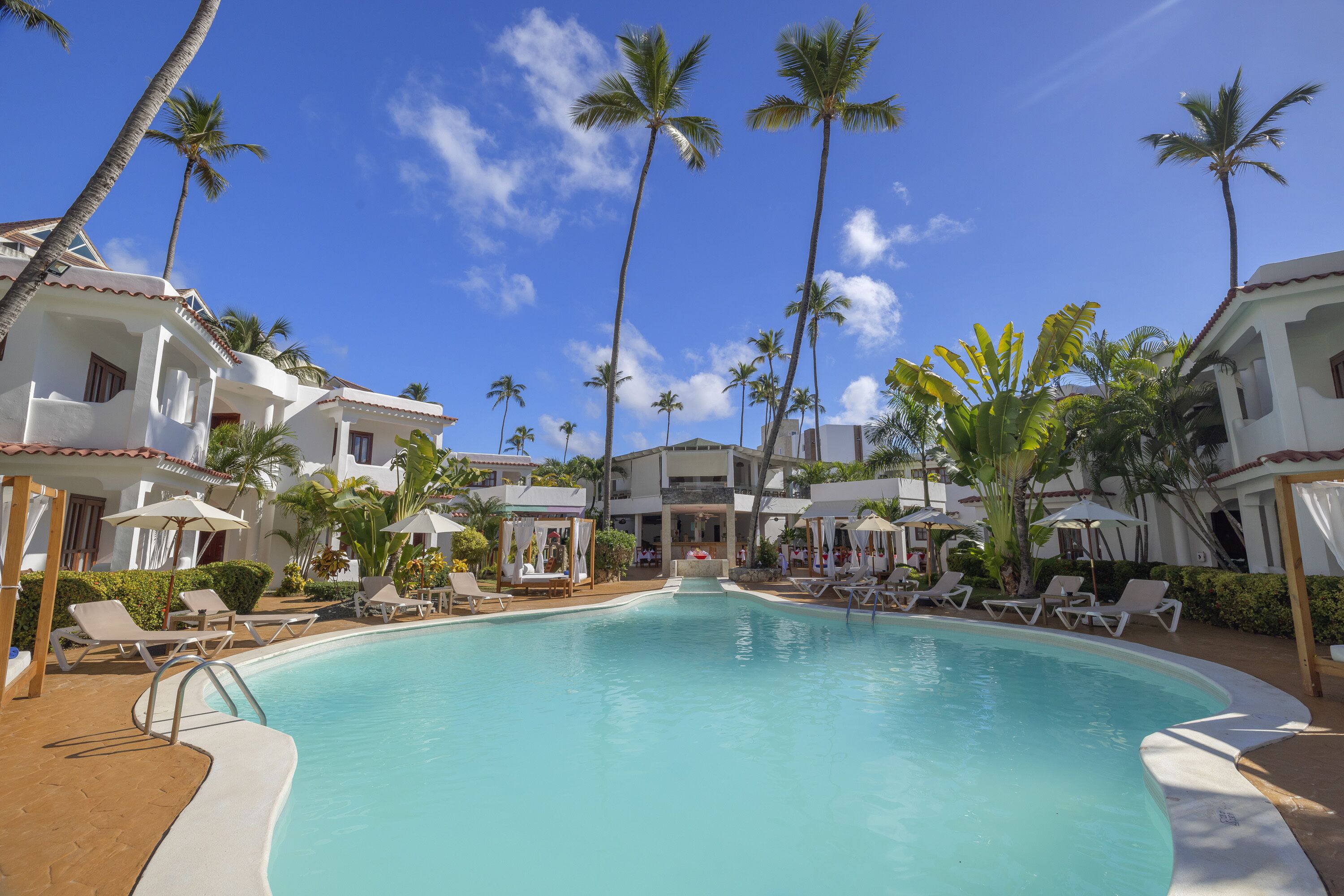 3 outdoor pools, pool umbrellas, sun loungers