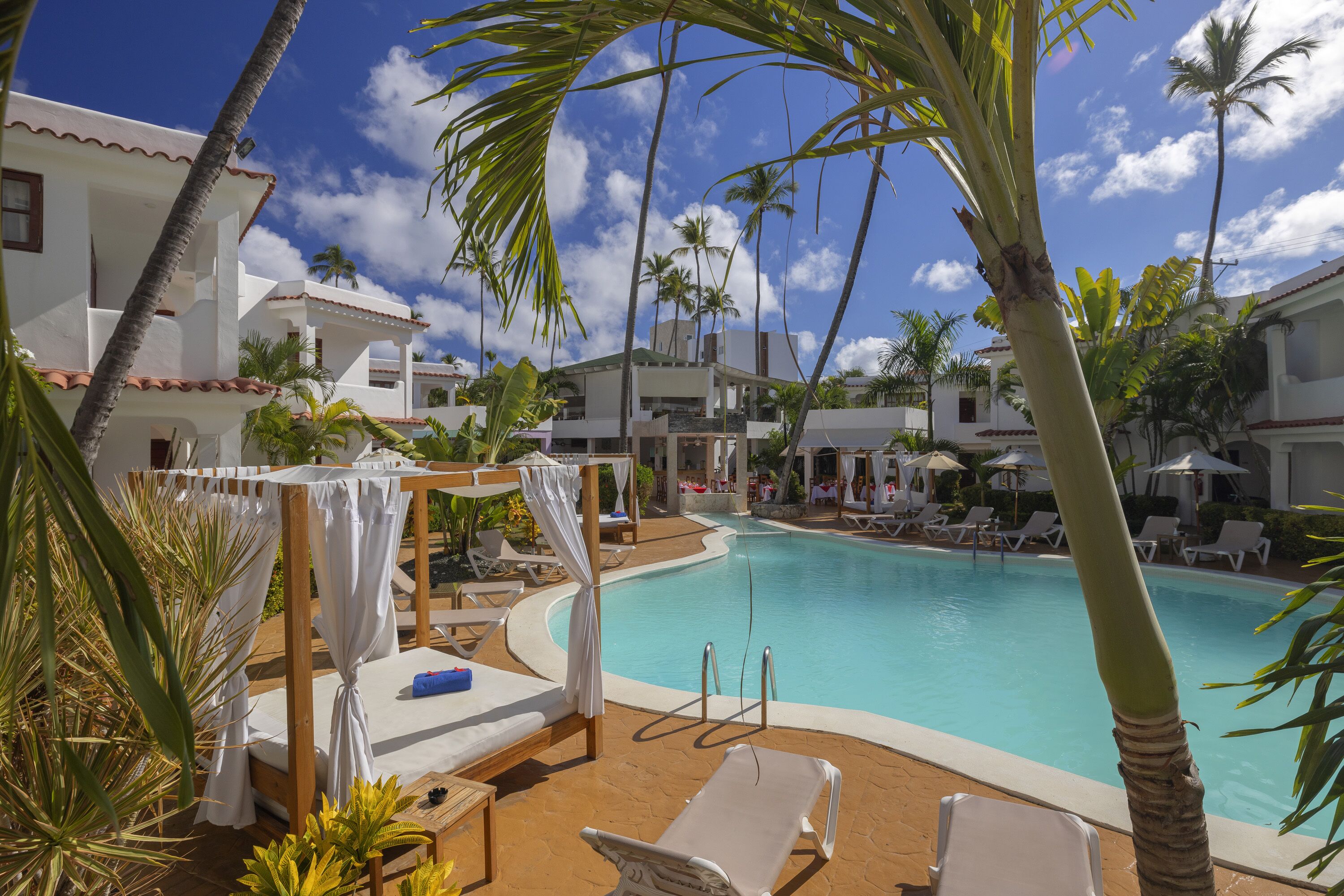 3 piscinas externas, guarda-sóis, espreguiçadeiras