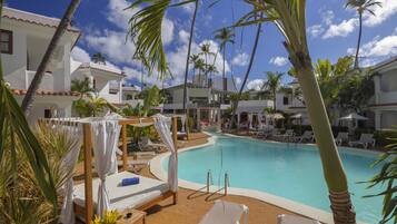 3 piscinas externas, guarda-sóis, espreguiçadeiras