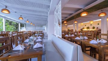 3 restaurants, breakfast, lunch, dinner served; Caribbean cuisine