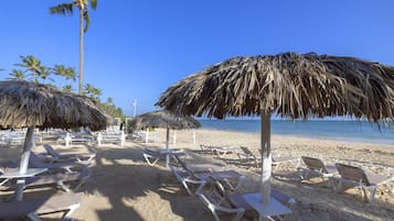 Privat strand i närheten, vit sandstrand, solstolar och parasoller