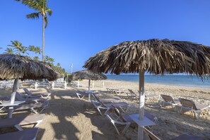 Privatstrand in der Nähe, weißer Sandstrand, Liegestühle, Sonnenschirme