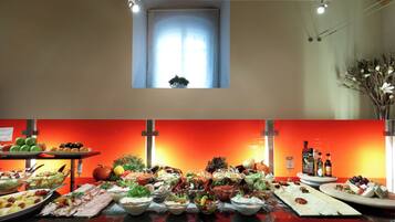 Daily buffet breakfast (CZK 500 per person)