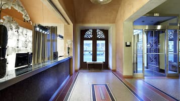 Lobby lounge