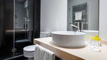 Bañera con ducha, artículos de tocador ecológicos, secador de pelo