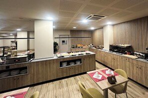 Desayuno buffet (EUR 10 por persona) 