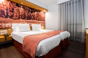 Minibar, in-room safe, desk, laptop workspace - Hotel Exe Princep (Escaldes-Engordany)