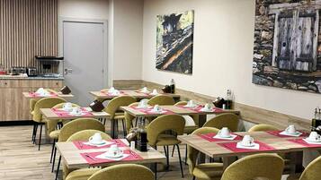 Frokostbuffé hver dag (EUR 10 per person)