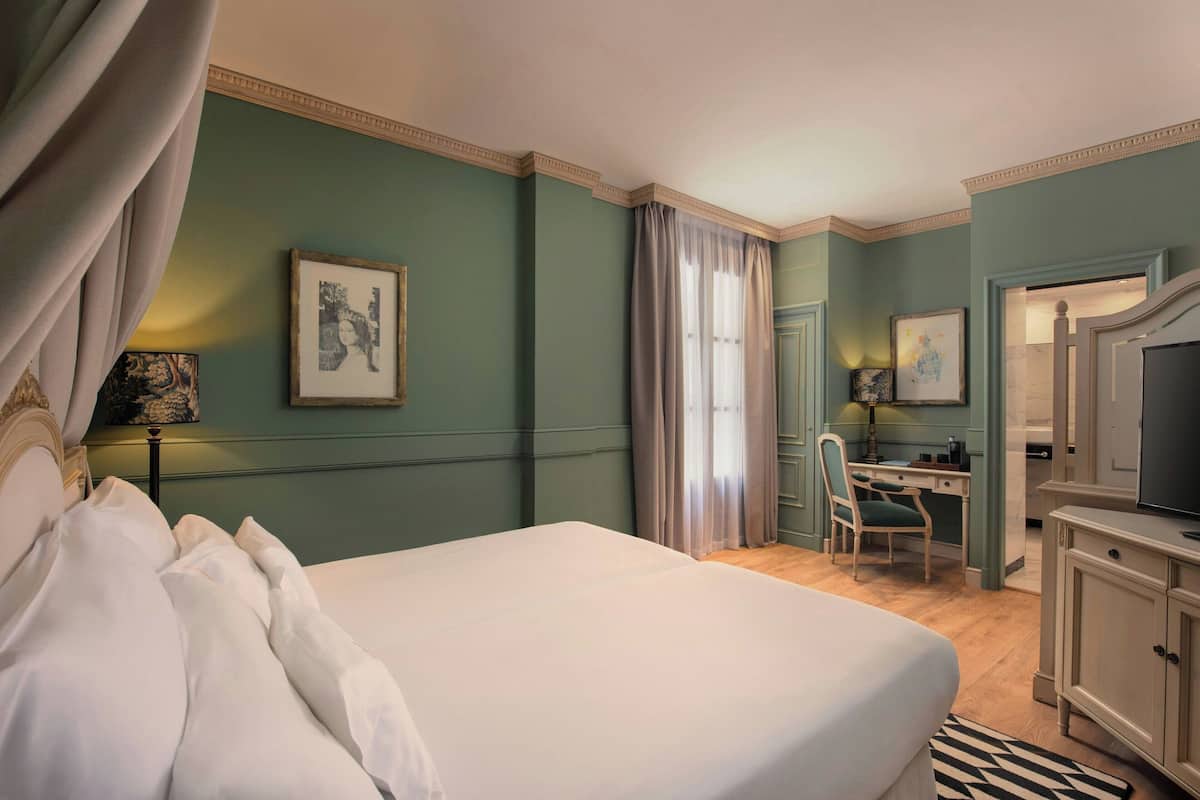 Kamer, 2 eenpersoonsbedden | Een minibar, een kluis op de kamer, een bureau, verduisterende gordijnen