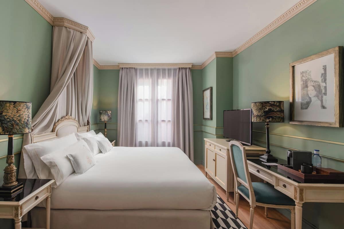 Kamer, 1 kingsize bed | Een minibar, een kluis op de kamer, een bureau, verduisterende gordijnen
