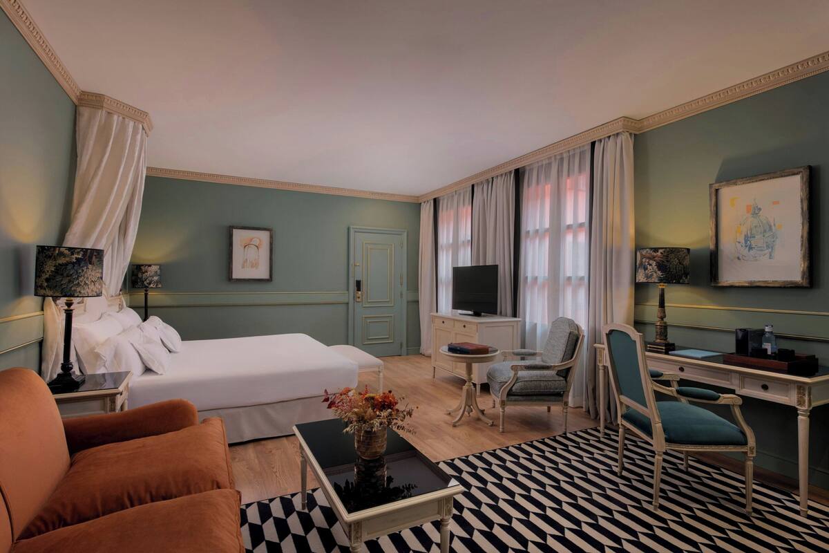 executive room, 1 king bed, non smoking | minibar, in-room safe, individually decorated, individually furnished