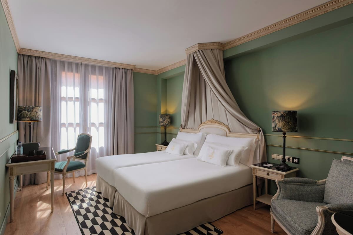 Room, 2 Twin Beds, Non Smoking | Minibar, in-room safe, individually decorated, individually furnished