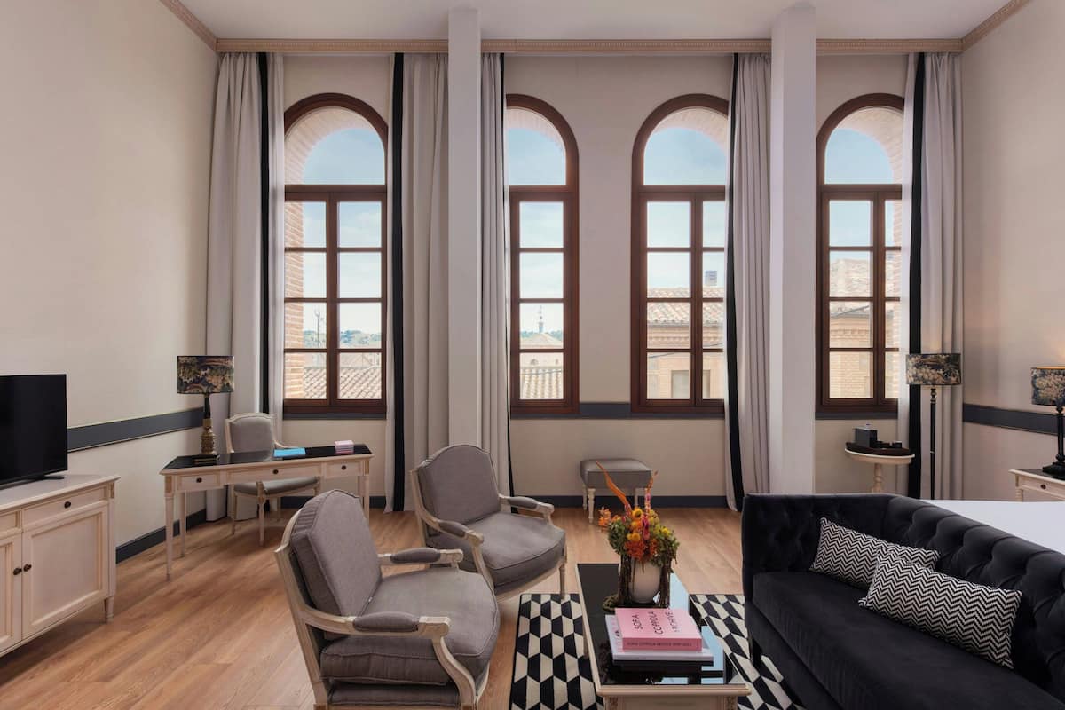 minibar, in-room safe, individually decorated, individually furnished