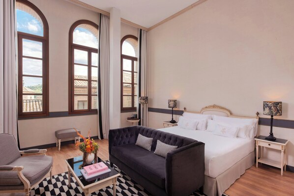 Minibar, Zimmersafe, individuell dekoriert, individuell eingerichtet