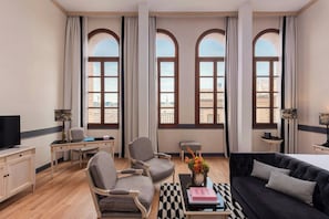 Minibar, in-room safe, individually decorated, individually furnished - Eugenia de Montijo, Autograph Collection (Toledo)